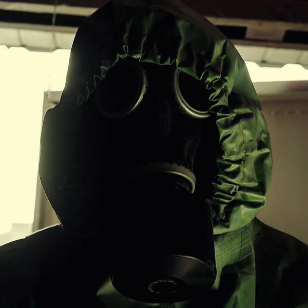 Ein Mann mit Schutzanzug und Gasmaske. Ein russischer Deserteur hat nun vom Einsatz von Chlorpikrin berichtet. (Archivbild)