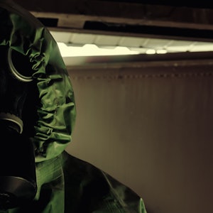 Ein Mann mit Schutzanzug und Gasmaske. Ein russischer Deserteur hat nun vom Einsatz von Chlorpikrin berichtet. (Archivbild)