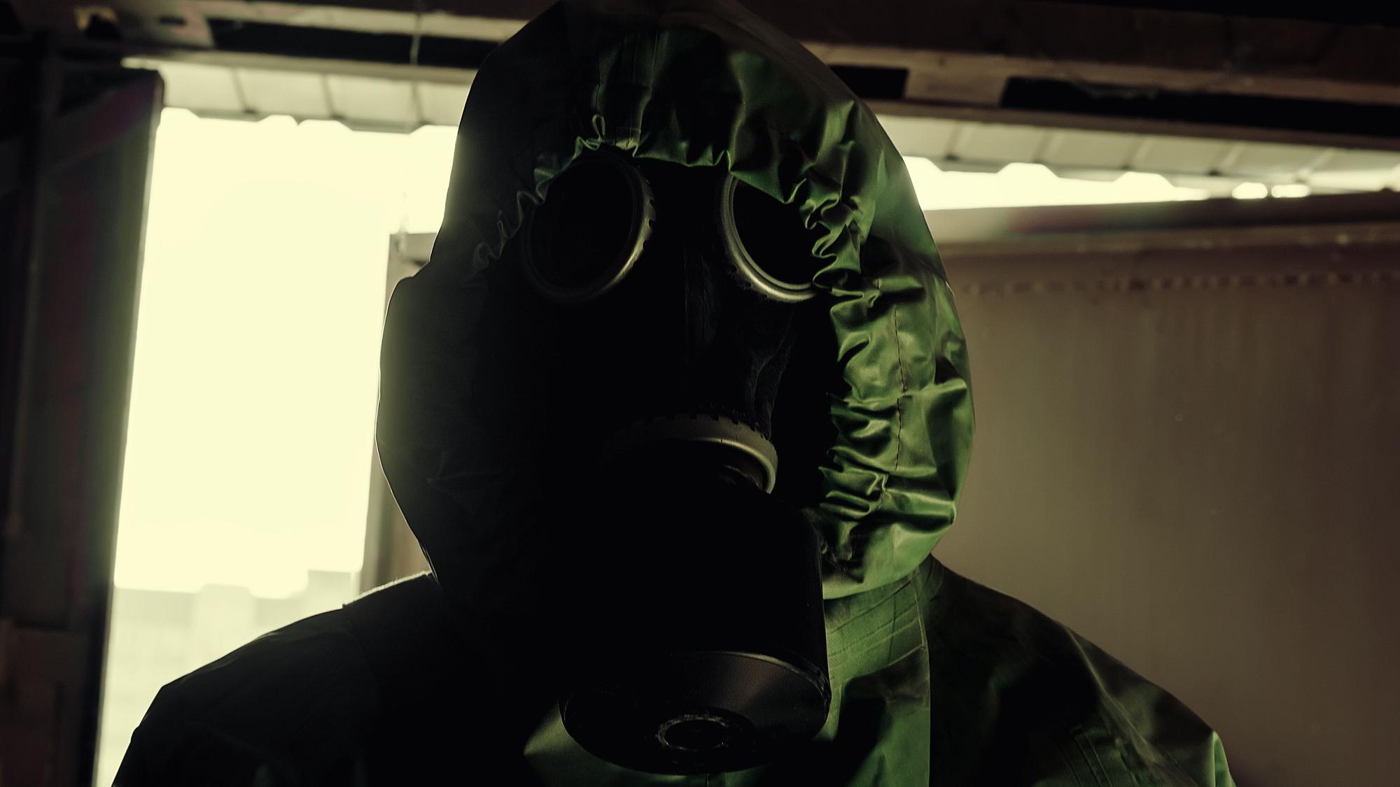 Ein Mann mit Schutzanzug und Gasmaske. Ein russischer Deserteur hat nun vom Einsatz von Chlorpikrin berichtet. (Archivbild)