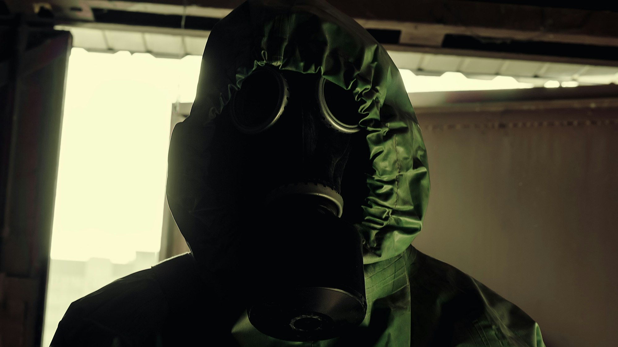 Ein Mann mit Schutzanzug und Gasmaske. Ein russischer Deserteur hat nun vom Einsatz von Chlorpikrin berichtet. (Archivbild)