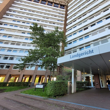 Wegen des Mordes an seinem Großvater und schwerer Brandstiftung mit Todesfolge hat das Kölner Landgericht einen 22-Jährigen aus Gummersbach am Freitag zu einer lebenslangen Gefängnisstrafe verurteilt. Das Foto zeigt den Kölner Justizkomplex an der Luxemburger Straße.