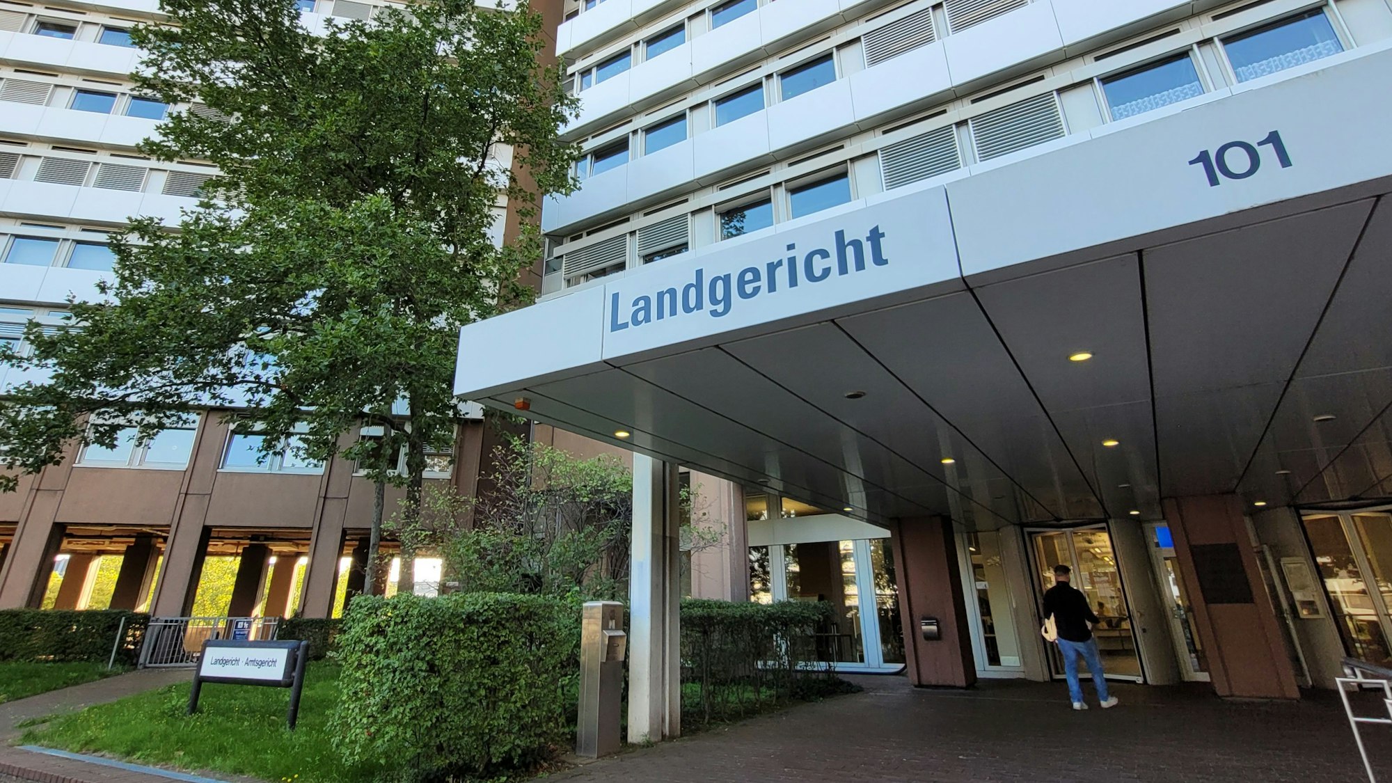 Ein Mann betritt den Justizkomplex Köln an der Luxemburger Straße 101.