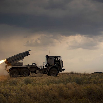 Ein russischer Raketenwerfer in der Region Cherson. Die Ukraine hat den Dnipro überquert – die russischen Truppen sind in der Defensive. Offiziell verspricht Moskau „Höllenfeuer“, doch Militärbeobachter sehen die Lage anders. (Archivbild)