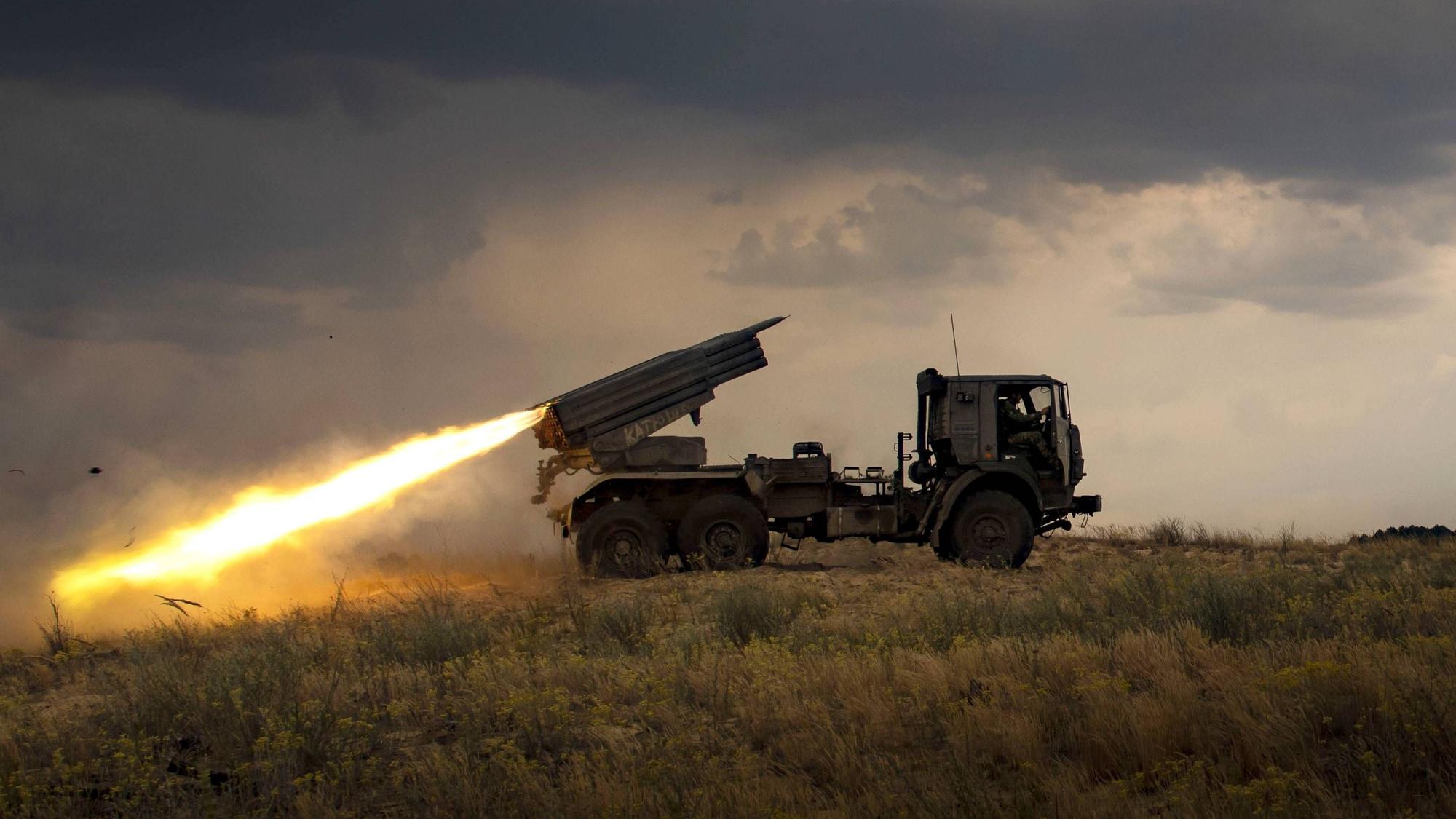 Ein russischer Raketenwerfer in der Region Cherson. Die Ukraine hat den Dnipro überquert – die russischen Truppen sind in der Defensive. Offiziell verspricht Moskau „Höllenfeuer“, doch Militärbeobachter sehen die Lage anders. (Archivbild)