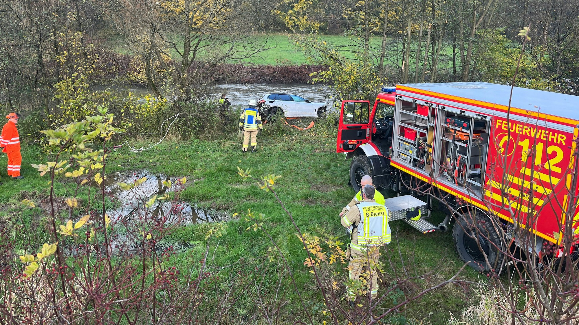 Mit einem Unimog der Siegburger Feuerwehr konnte der schwere SUV ans Ufer der Sülz gezogen werden.