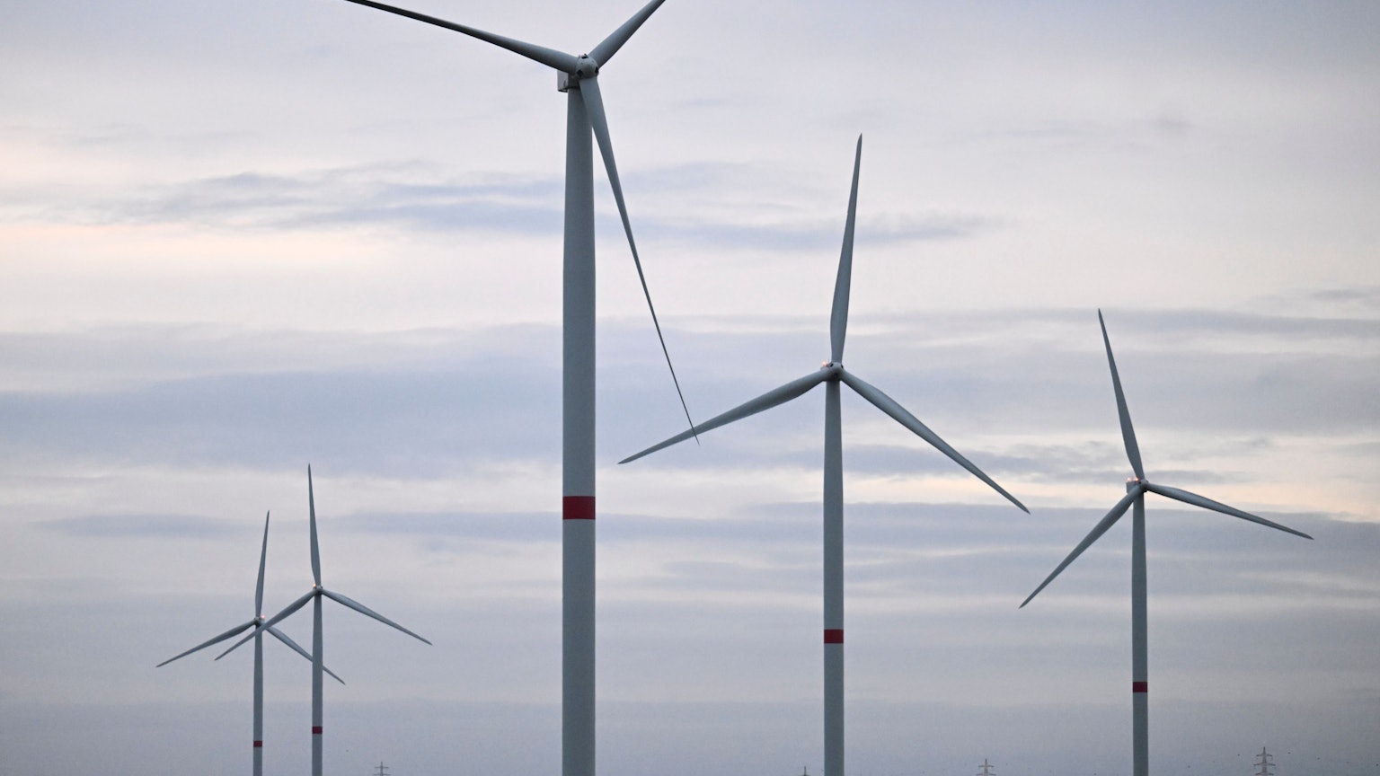 Windräder laufen in der Nähe von Euskirchen und liefern Strom.