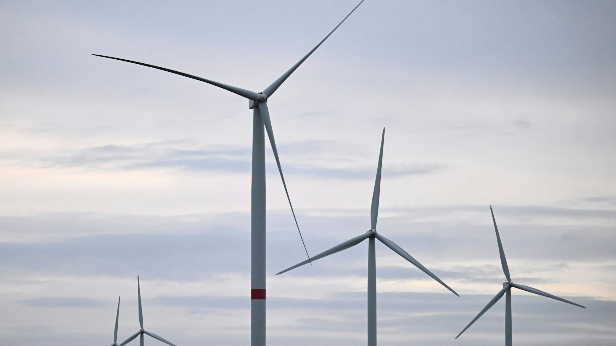 Windräder laufen in der Nähe von Euskirchen und liefern Strom.