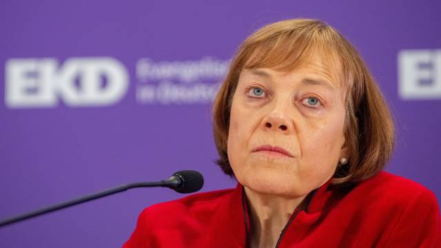 ARCHIV - 12.11.2023, Baden-Württemberg, Ulm: Annette Kurschus, Ratsvorsitzende der Evangelischen Kirche in Deutschland (EKD), spricht bei einer Pressekonferenz im Rahmen einer Tagung der 13. Synode der EKD.