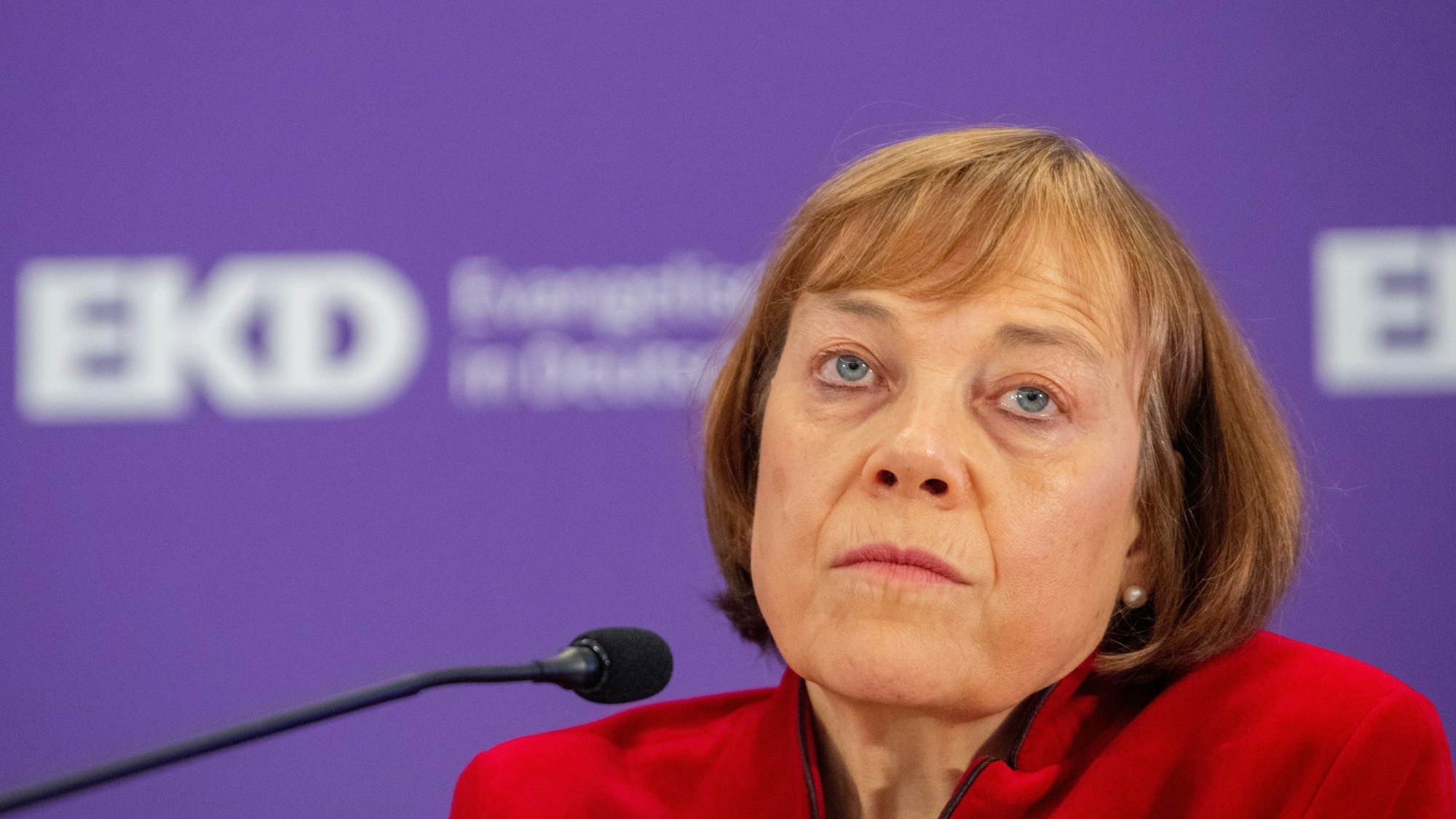 ARCHIV - 12.11.2023, Baden-Württemberg, Ulm: Annette Kurschus, Ratsvorsitzende der Evangelischen Kirche in Deutschland (EKD), spricht bei einer Pressekonferenz im Rahmen einer Tagung der 13. Synode der EKD.