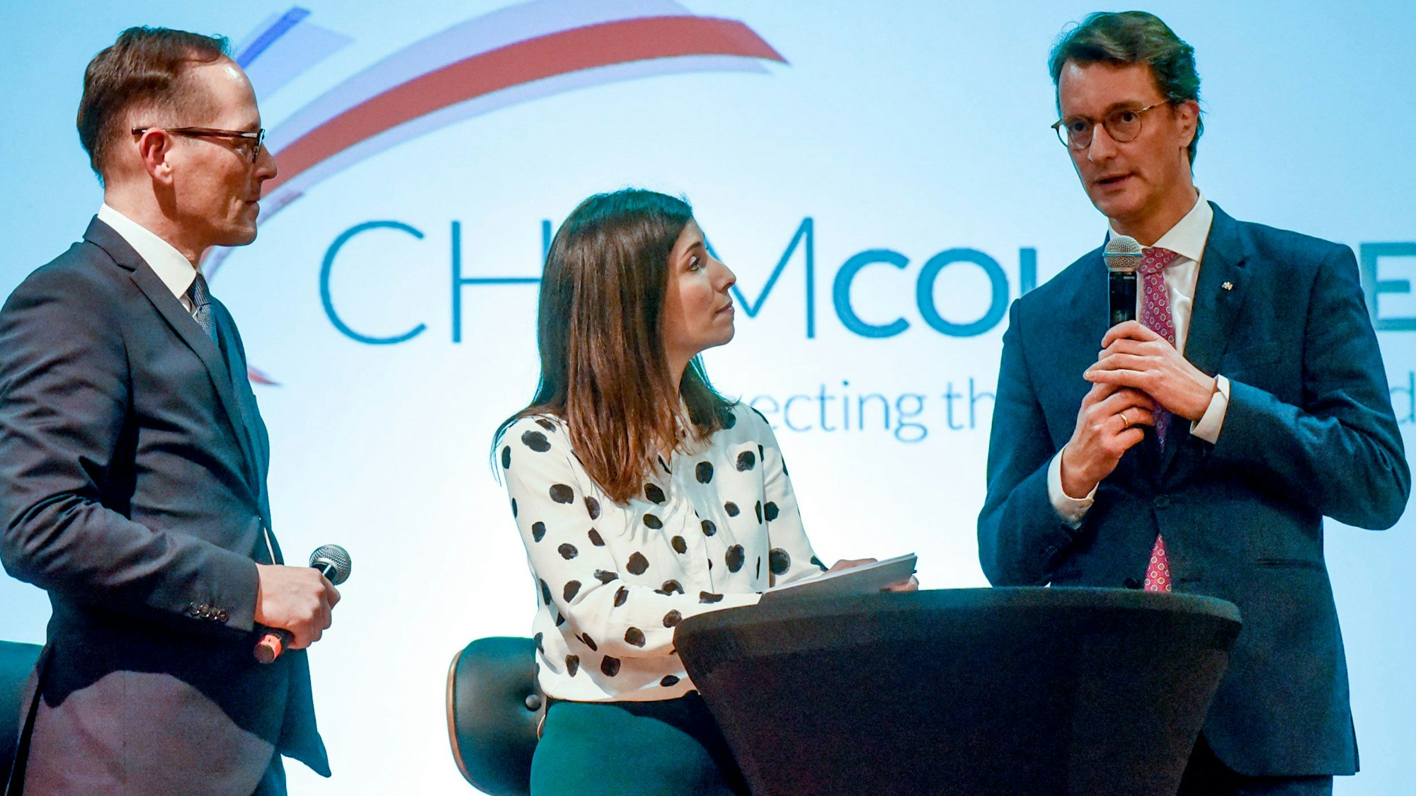 Auf dem Foto sind Ministerpräsident Hendrik Wüst, Thomas Wessel von der Evonik Industries und Moderatorin Laura Rohrbeck zu sehen.