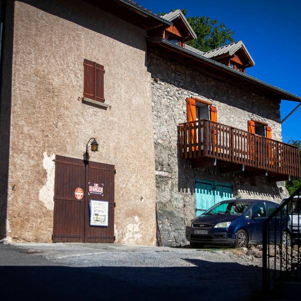 Ein Haus im französischen Alpendorf Le Vernet im Département Alpes-de-Haute-Provence. In der Nähe ist der zweijährige Émile verschwunden. Sein Verschwinden ist einer der mysteriösesten Vermisstenfälle Frankreichs.