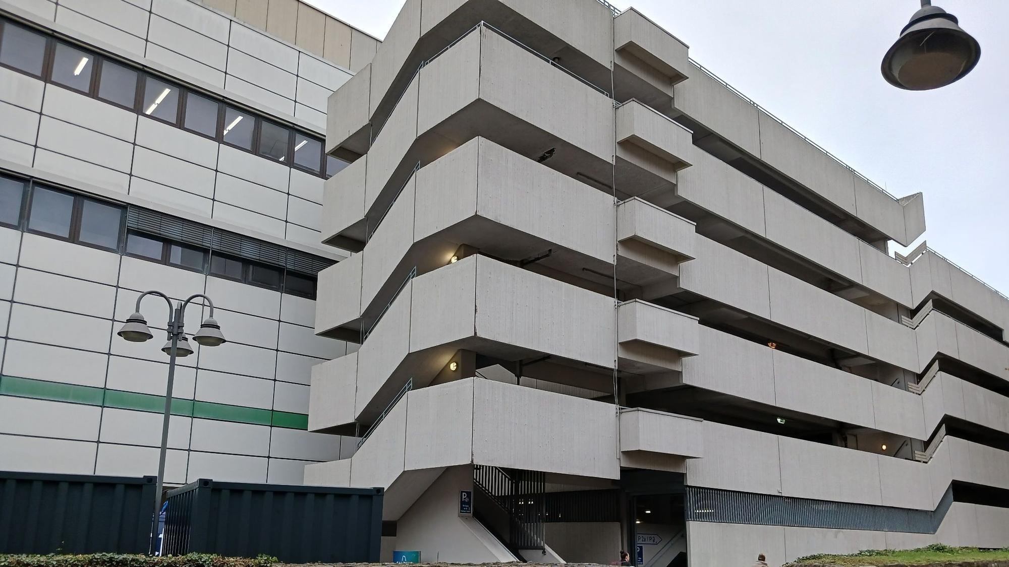 Das aus Beton geparkte Parkhaus des Siegburger Kaufhofs
