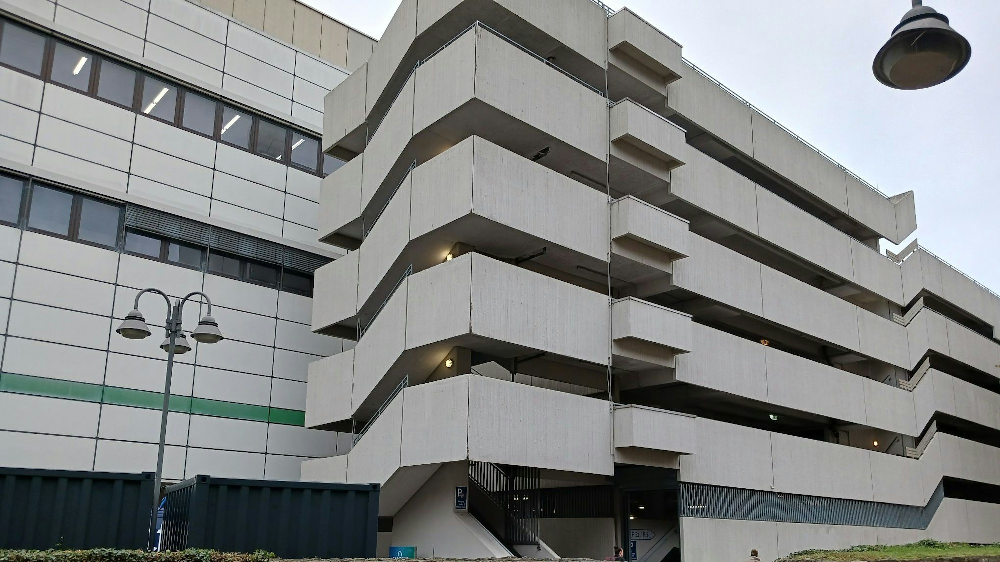 Ein Kaufhaus und ein Parkhaus mit hellen Betonfassaden