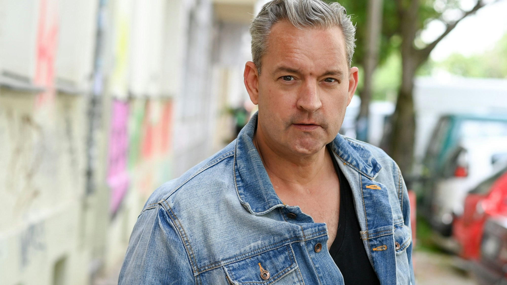 Der Schauspieler Christian Kahrmann bei einem Spaziergang durch sein Kiez in Prenzlauer Berg. Er feierte am 19. Juni seinen 50. Geburtstag.