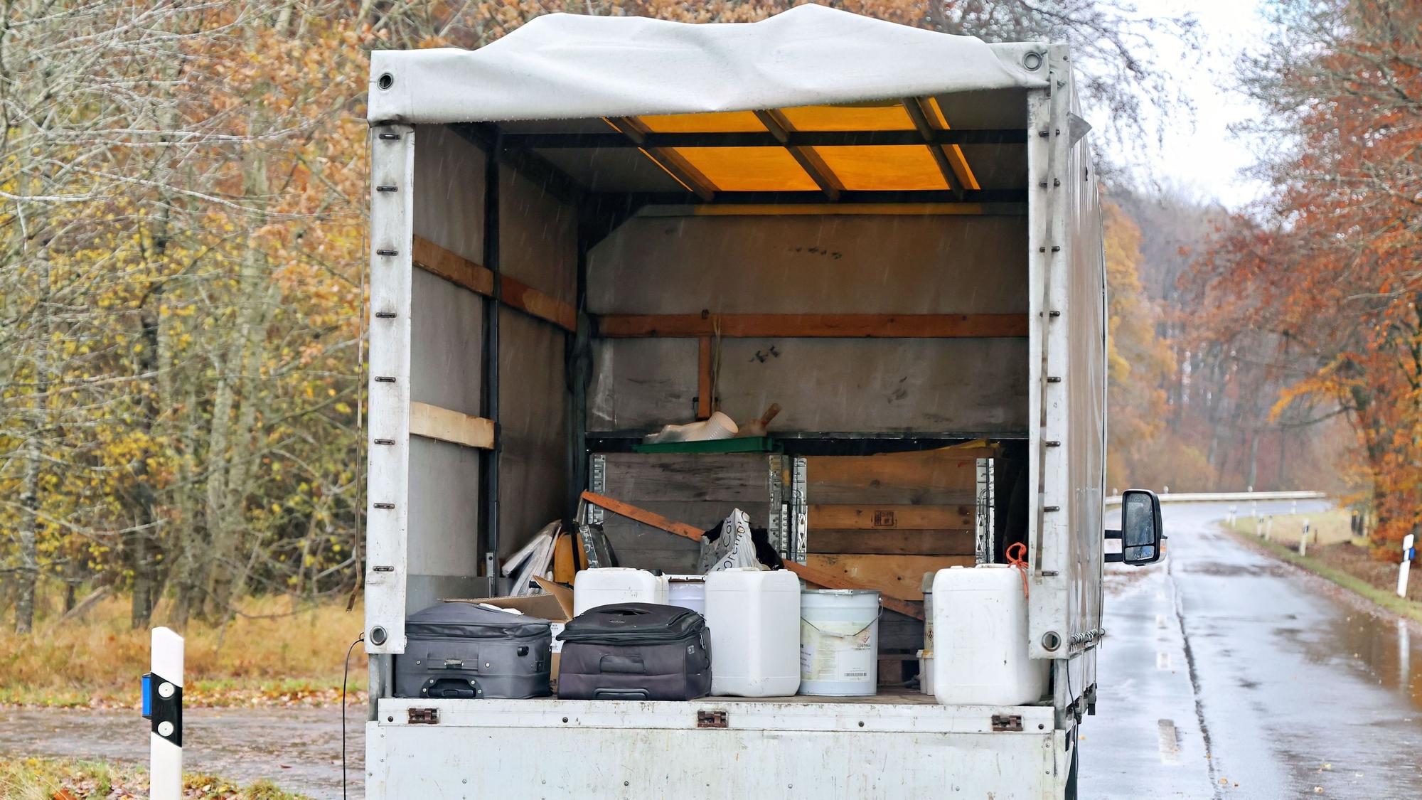 Auf der geöffneten Ladefläche des Kleinlasters sind mehrere ungesicherte Kanister zu erkennen.