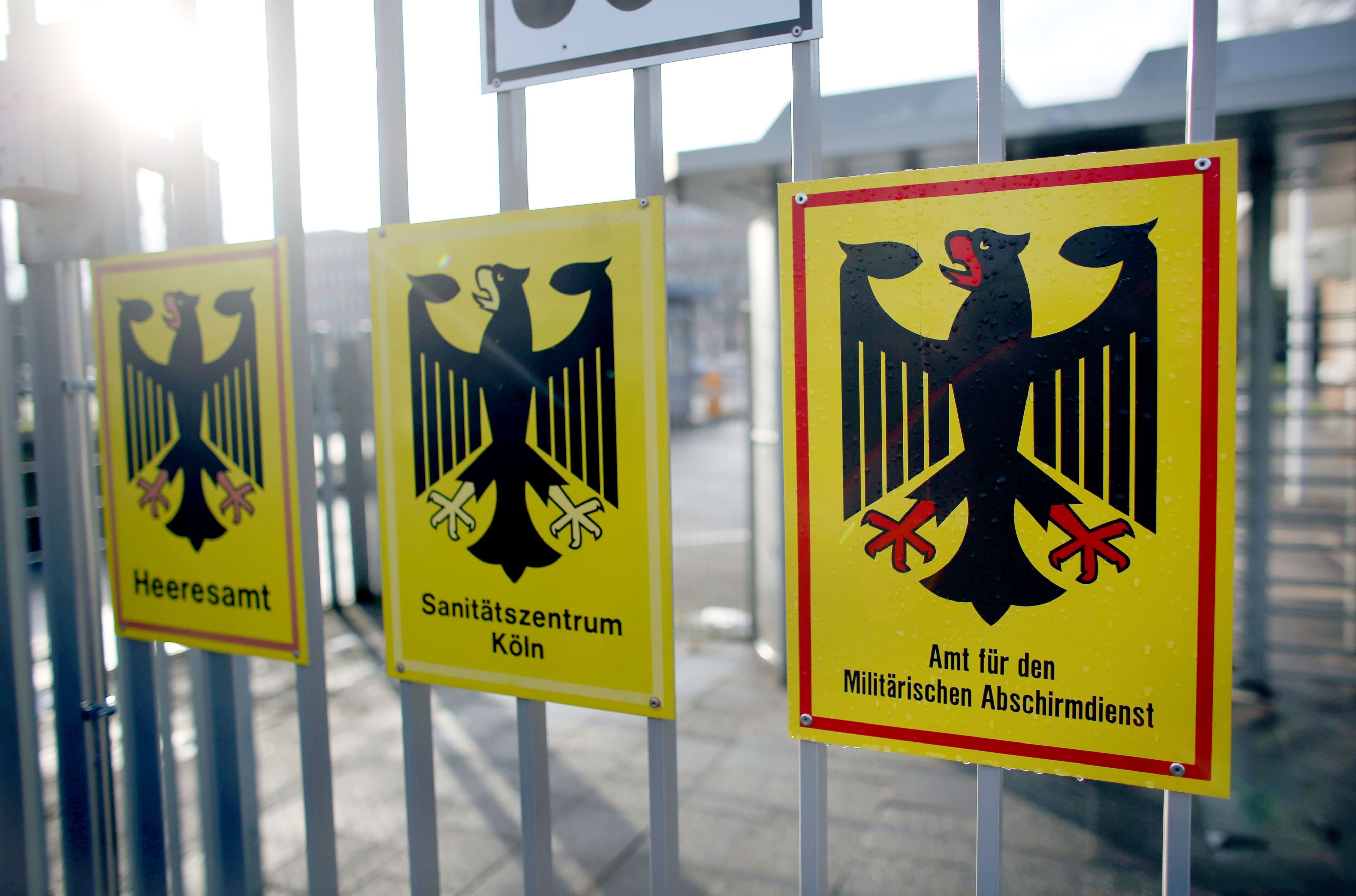 Drei Schilder mit Bundesadler an einem Zaun