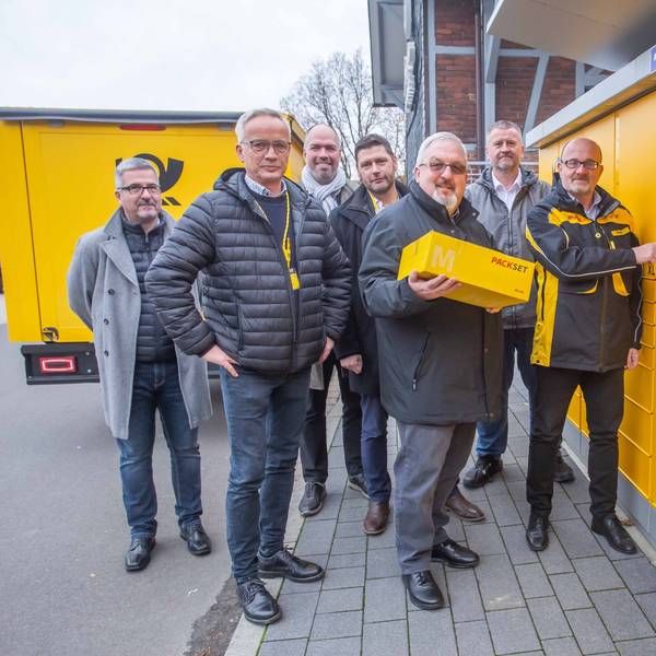 Sie haben die neue Poststation an der Bahnhofstraße in Marienheide nicht nur vorgestellt, sondern auch gleich ausprobiert (v.l.): Hans-Dieter Pupp, Volker Schmidt (beide Deutsche Post), Grundstückseigentümer Hendrik Pilatzki, Dirk Coenen (Post), Marienheides Bürgermeister Stefan Meisenberg, Bastian Klein (Hit-Markt) und Peter Mayer (Post).