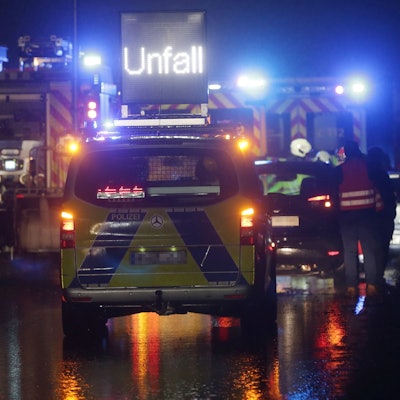 Polizei- und Feuerwehrfahrzeuge mit Blaulicht sichern eine Unfallstelle auf der Autobahn 3. (Symbolbild)