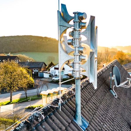Foto einer Sirene auf einem Schuldach
