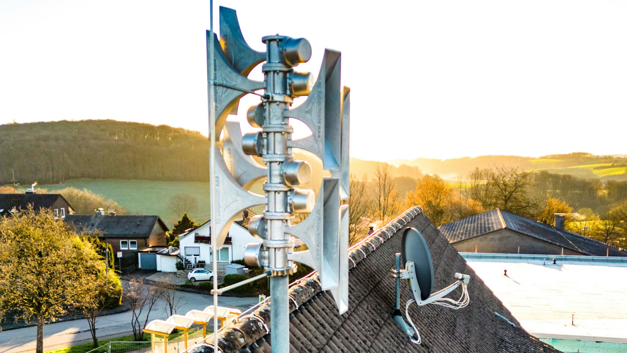 Foto einer Sirene auf einem Schuldach