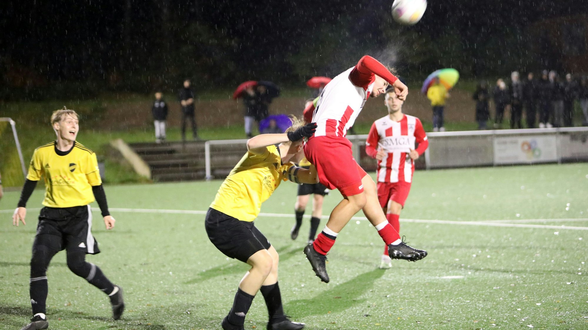 Lukas Kubek (rechts) vom FC Hennef und Timo Heidgen vom 1. FC Spich