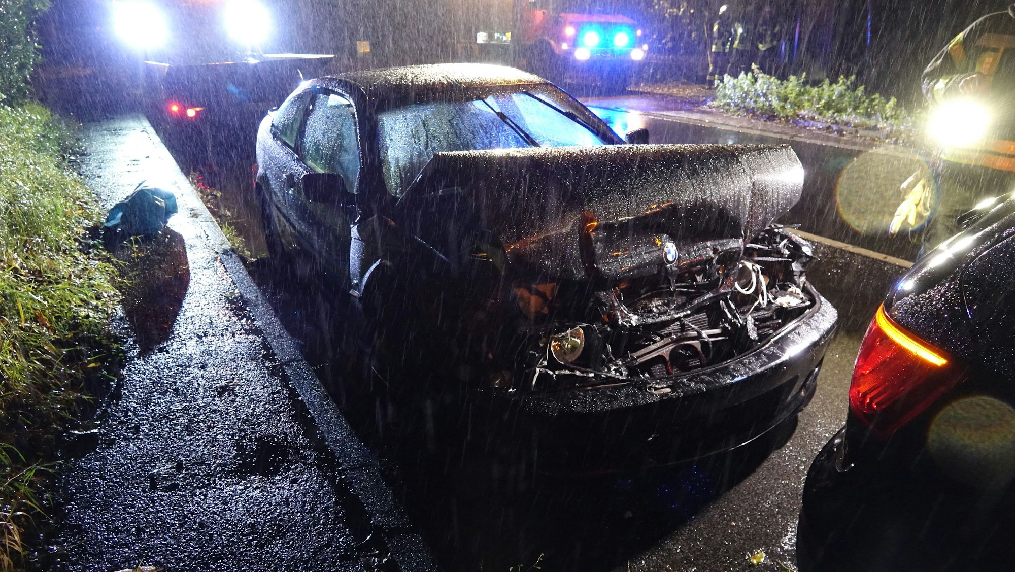 Ein 24 Jahre alter Autofahrer ist auf der B 478 auf einen Sportgeländewagen aufgefahren.