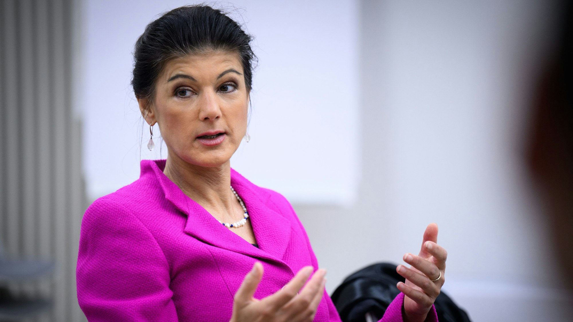 Sahra Wagenknecht bei einem Interview. Die frühere Linken-Fraktionschefin Wagenknecht hat die Partei Die Linke verlassen und will 2024 ihre eigene Partei gründen.