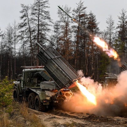 Russische Grad-Raketenwerfer feuern auf ukrainische Stellungen in der Ukraine. Rund um Awdijiwka muss die russische Armee „besonders schwere Verluste“ hinnehmen, heißt es vom britischen Verteidigungsministerium.