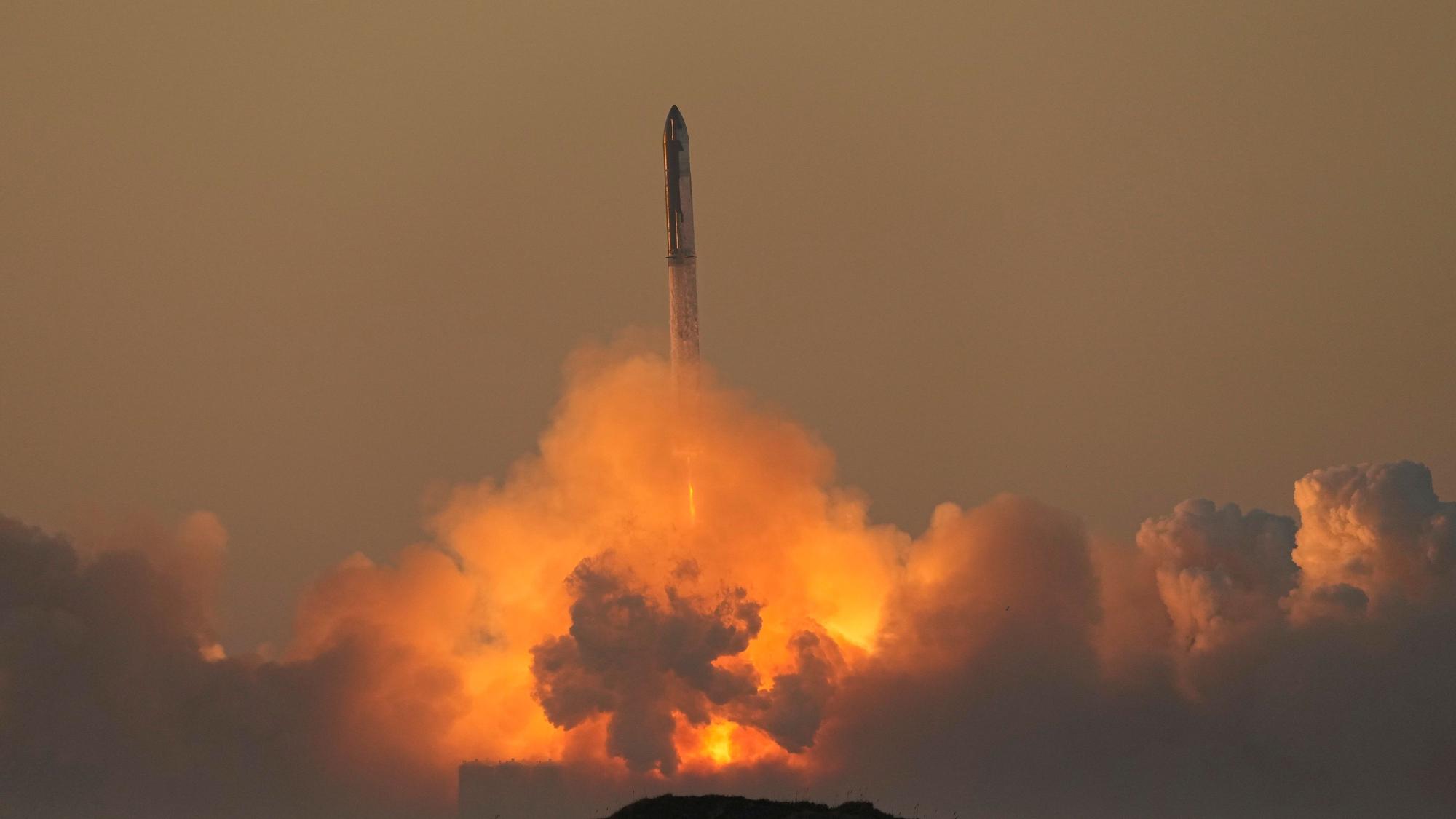 SpaceX's Mega-Rakete Starship startet zu einem Testflug.