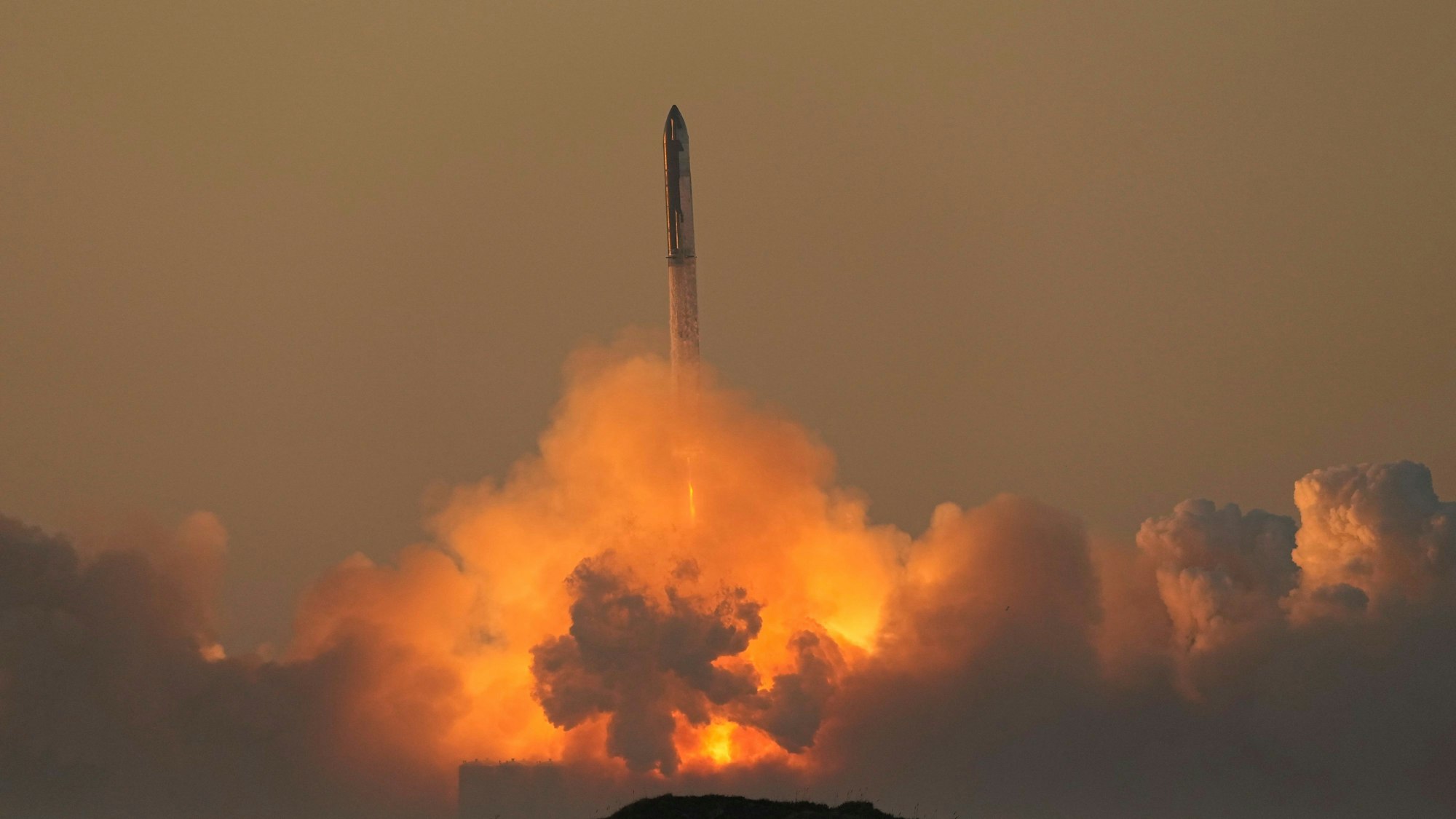 SpaceX's Mega-Rakete Starship startet zu einem Testflug.