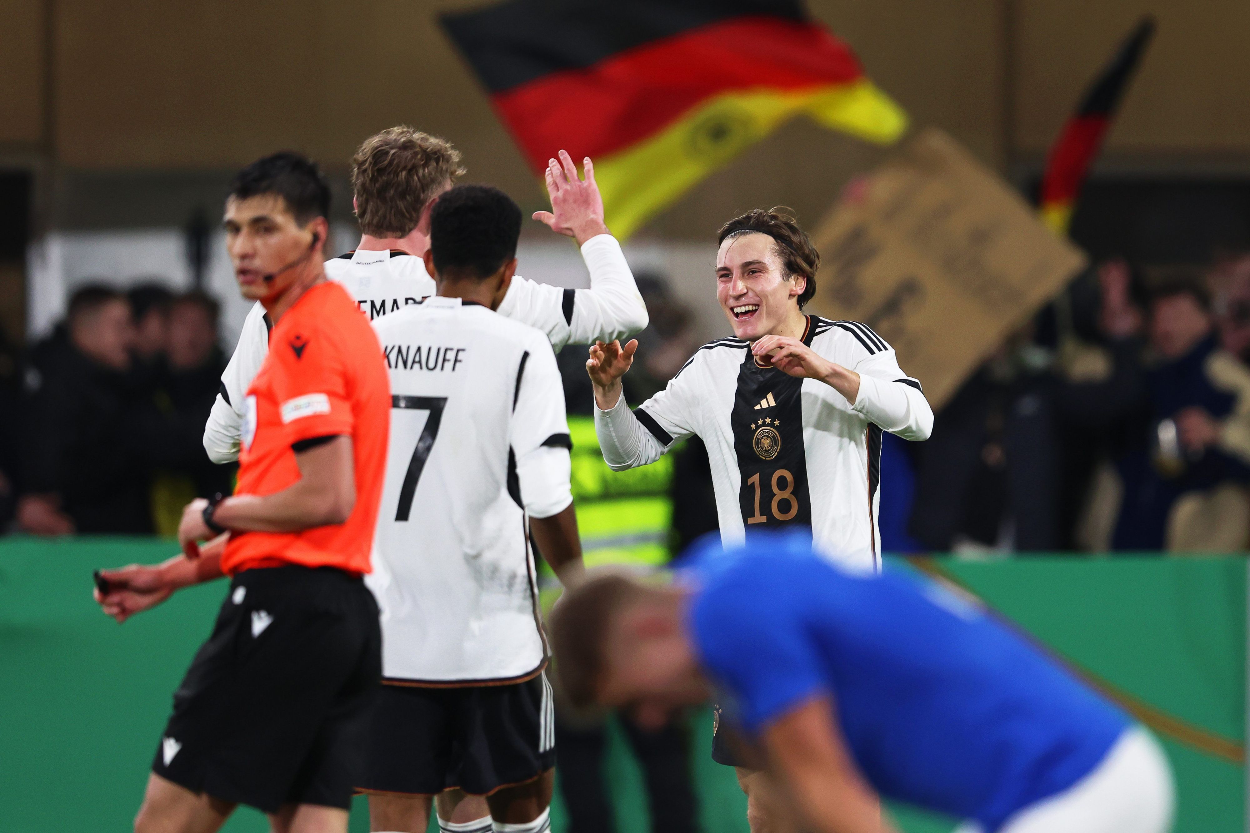 17.11.2023, Nordrhein-Westfalen, Paderborn: Fußball, U21 Männer: EM-Qualifikation, Deutschland - Estland, 1. Runde, Gruppe D, 6. Spieltag, im Stadion in Paderborn. Deutschlands Torschütze Rocco Reitz (r) feiert seinen Treffer zum 4:1 mit den Teamkollegen Nick Woltemade (l) und Ansgar Knauff (M). Foto: Friso Gentsch/dpa +++ dpa-Bildfunk +++