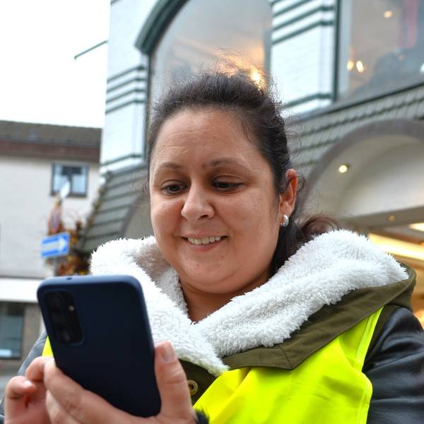 Mit dem Smartphone erfasst der Waldbröler MS-Kontaktkreis zurzeit Orte in der Marktstadt, die entweder passend gestaltet sind für Menschen mit Einschränkungen oder an denen ein Verbesserungsbedarf besteht. Unser Foto zeigt Mitglied Shirley Kahlon bei dieser Arbeit.