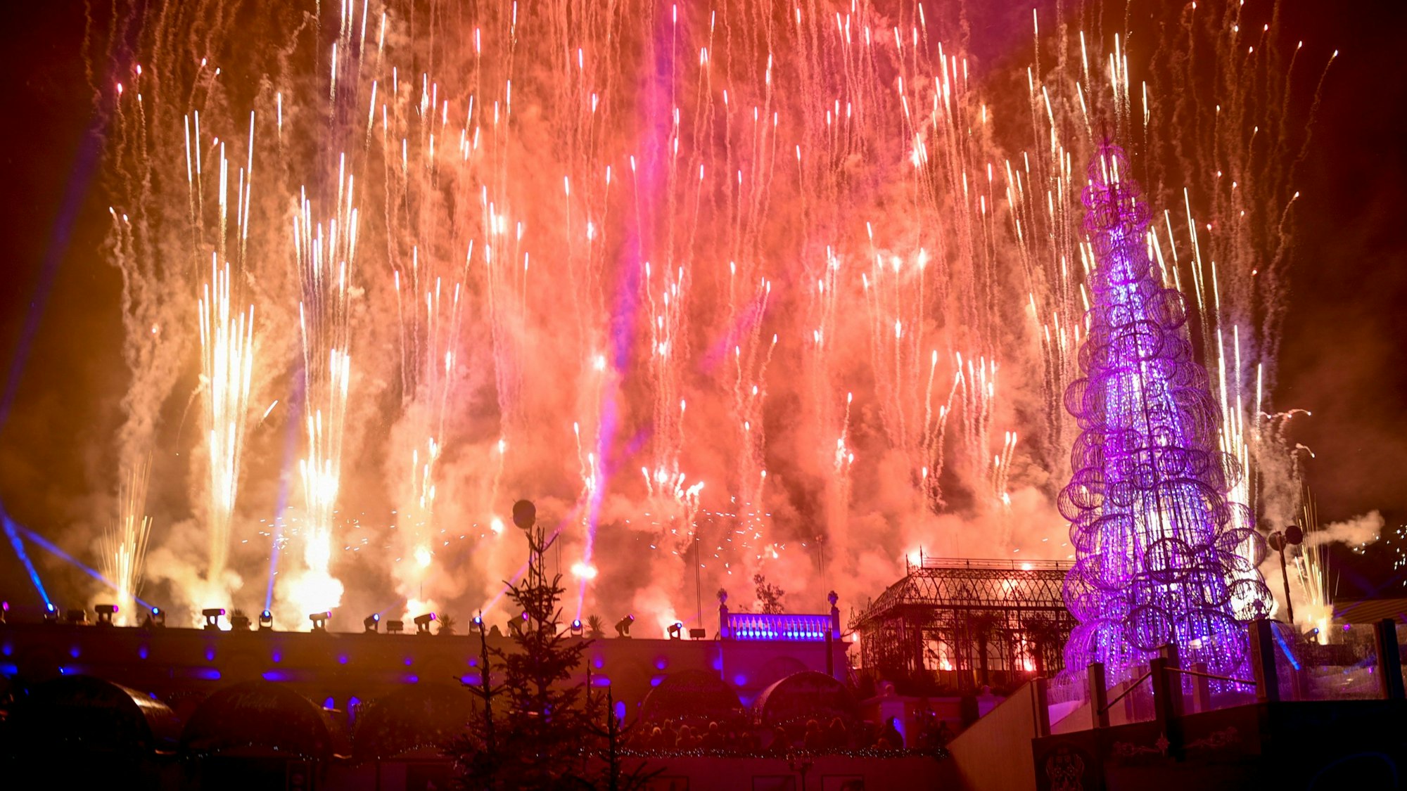 Auf dem Foto ist ein Feuerwerk zu sehen, das jeden Abend über den Dächern von Alt-Berlin gezündet wird.