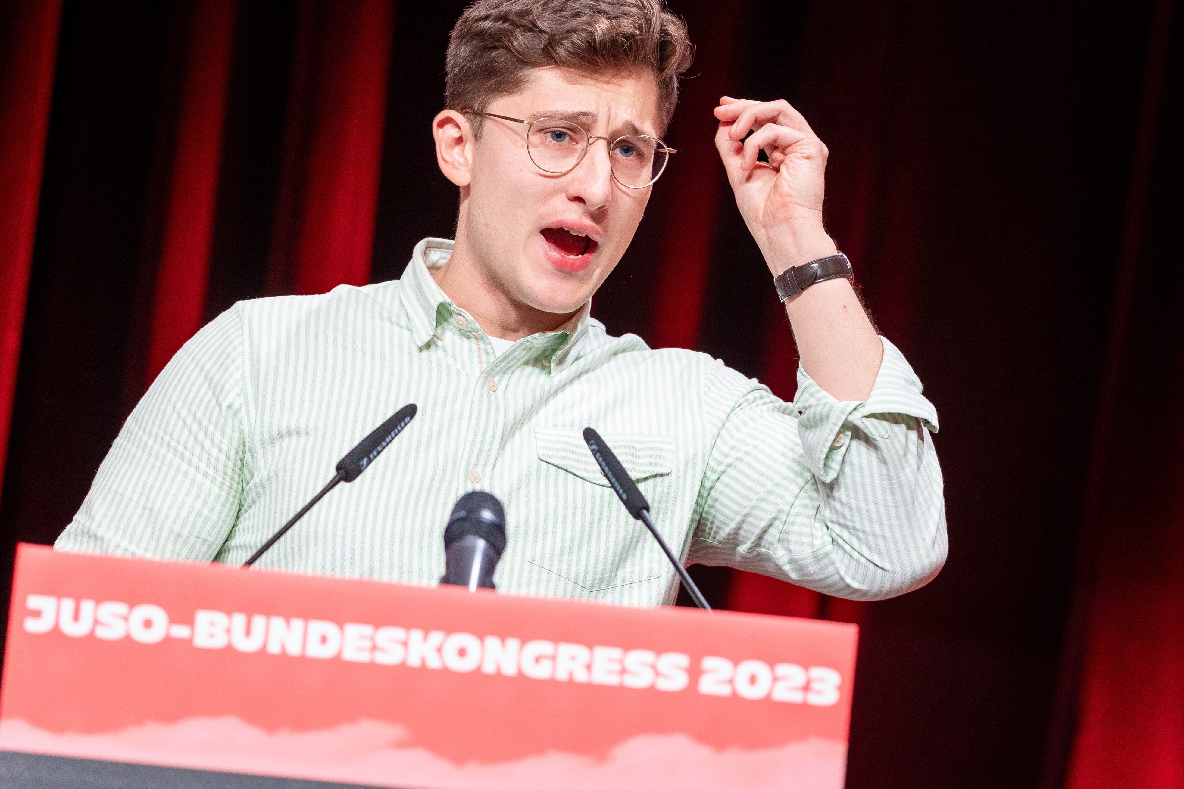 dpatopbilder - 17.11.2023, Niedersachsen, Braunschweig: Philipp Türmer, Kandidat Jusos-Bundesvorsitzender, hält beim Bundeskongress der Jungsozialisten (Jusos) seine Bewerbungsrede. Foto: Moritz Frankenberg/dpa +++ dpa-Bildfunk +++