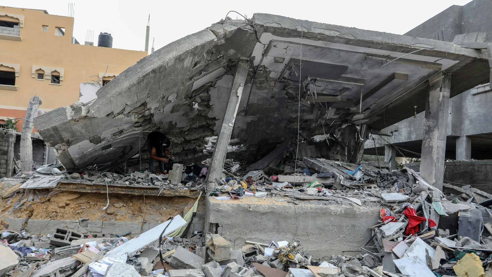 Ein Palästinenser inspiziert in Rafah im Gaza-Streifen ein zerstörtes Haus nach israelischem Bombardement.