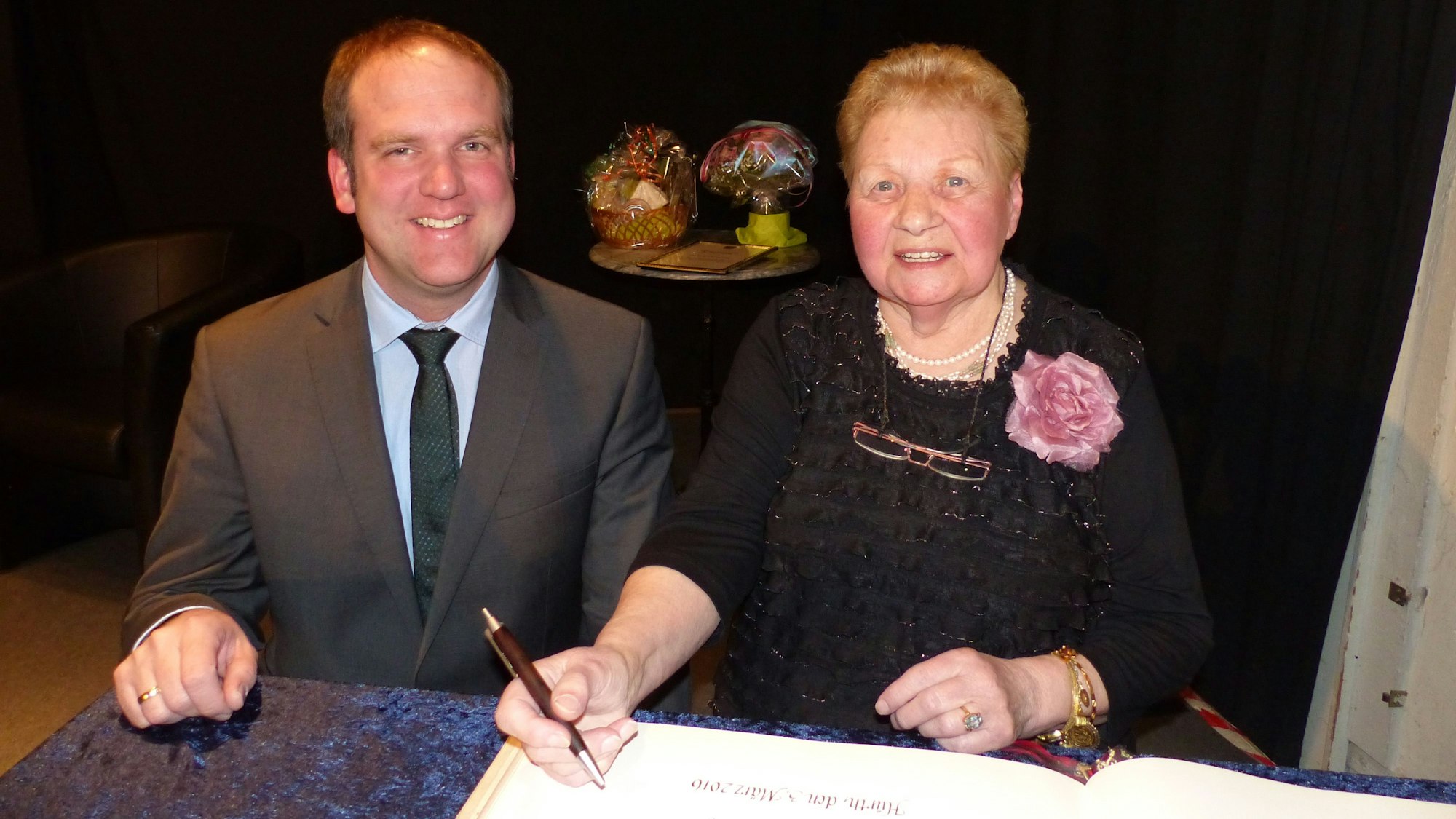 Auf dem Foto ist Margareta Schäning zu sehen. 2016 trug sie sich in Gegenwart von Hürths Bürgermeister Dirk Breuer als 20. Trägerin des Hürther Kulturpreises ins Goldene Buch der Stadt ein.