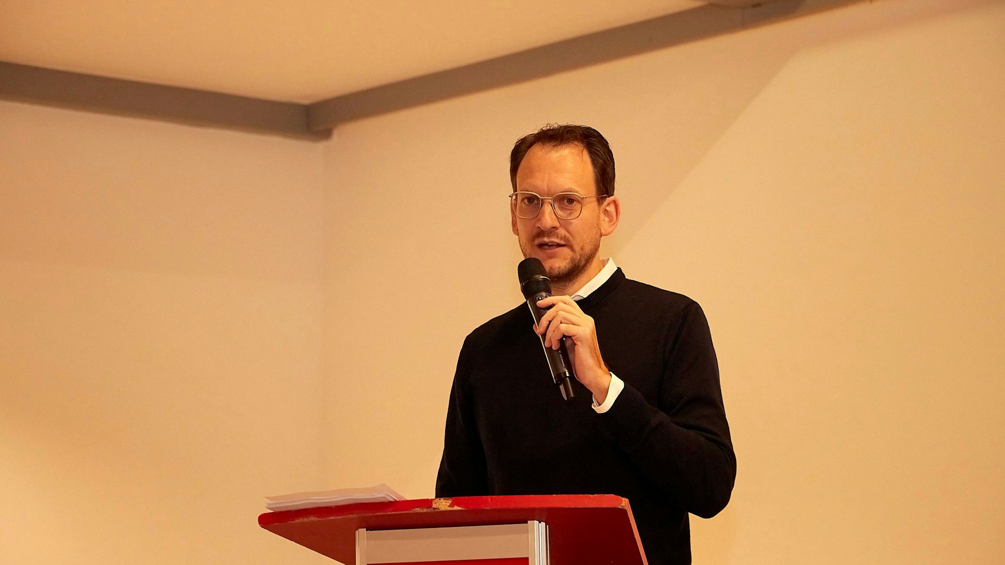 Der Kreisvorsitzende der SPD, Thilo Waasem, spricht an einem Rednerpult in ein Mikrofon.