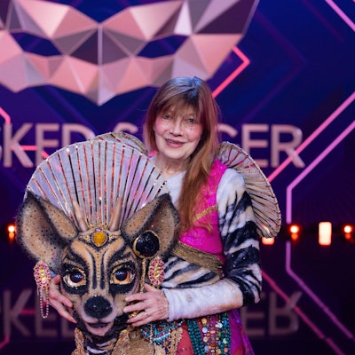 19.11.2023, Nordrhein-Westfalen, Köln: Katja Ebstein, Sängerin und Schauspielerin, steht als enttarnte Figur ·Das Okapi· in der Prosieben-Show ·The Masked Singer· auf der Bühne. Foto: Rolf Vennenbernd/dpa +++ dpa-Bildfunk +++