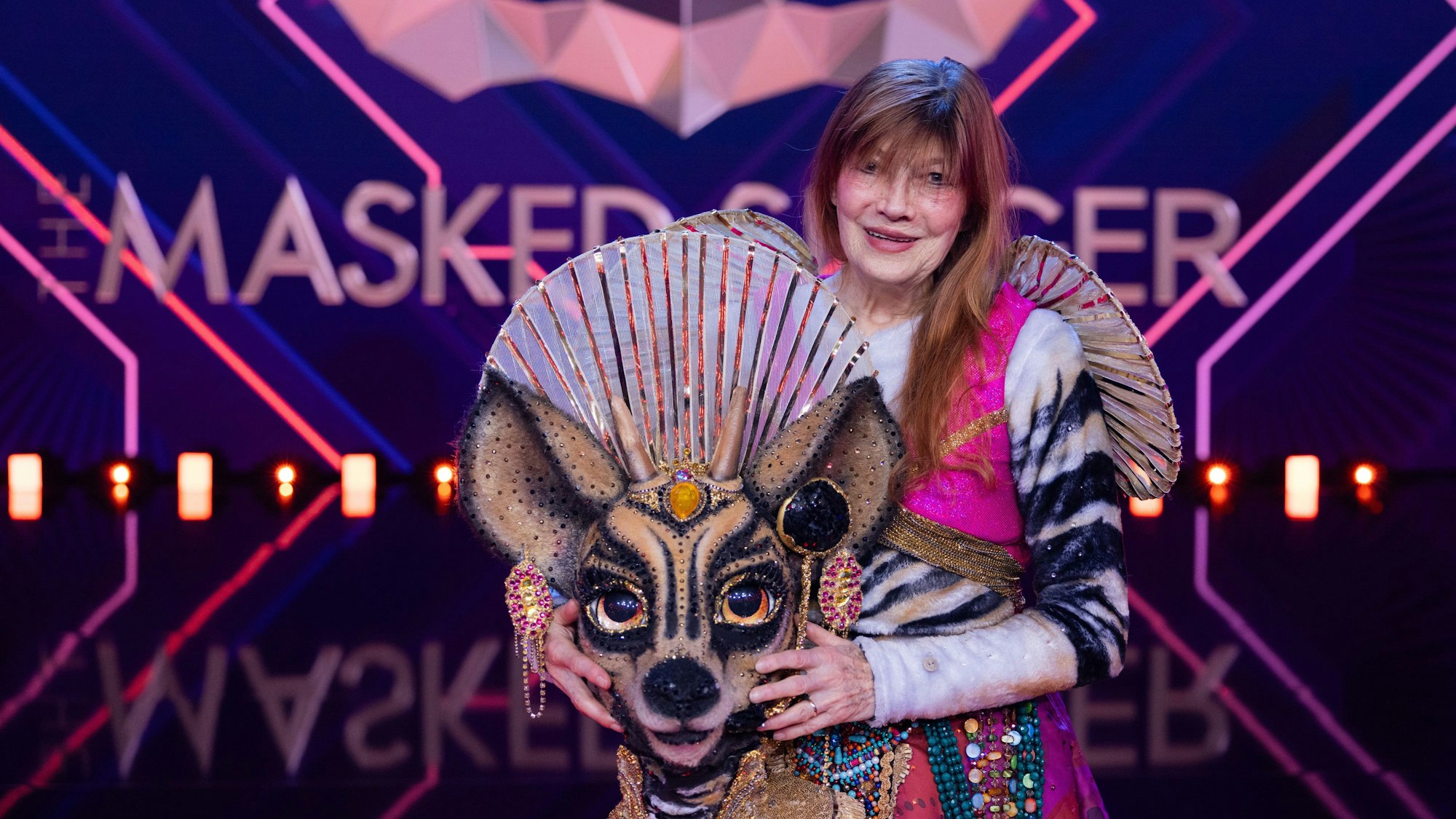 19.11.2023, Nordrhein-Westfalen, Köln: Katja Ebstein, Sängerin und Schauspielerin, steht als enttarnte Figur ·Das Okapi· in der Prosieben-Show ·The Masked Singer· auf der Bühne. Foto: Rolf Vennenbernd/dpa +++ dpa-Bildfunk +++