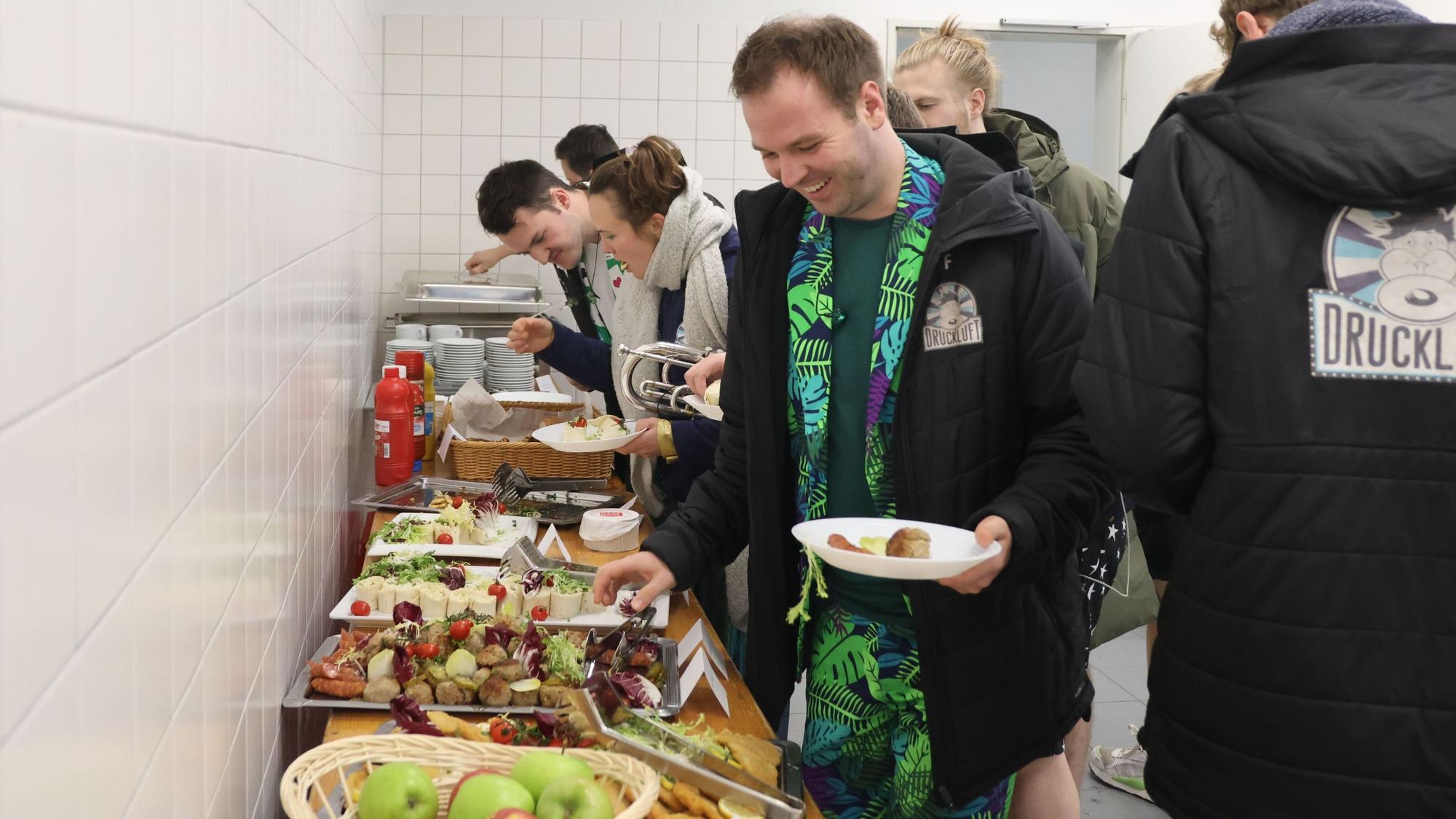 Arena Alaaf, Druckluft am Buffet