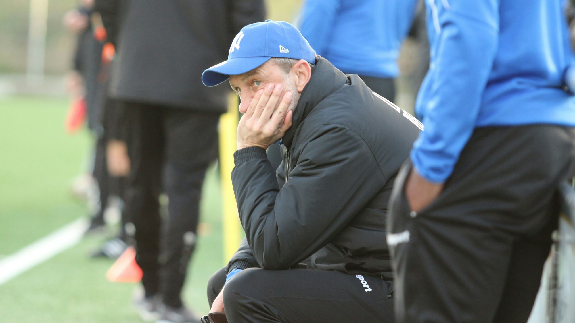 Das Bild zeigt Frank Marwitz, der sein Gesicht in der linken Hand vergräbt.
