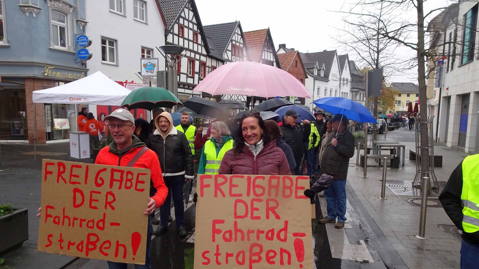 Rund 200 Rheinbacher protestieren gegen die Einrichtung der Fahrradstraßen und das damit zusammenhängende Durchfahrverbot für Autos. Allen vorweg gingen Demo-Organisator Jürgen Pieper und Bärbel Bubolz mit selber gefertigten Pappschildern.