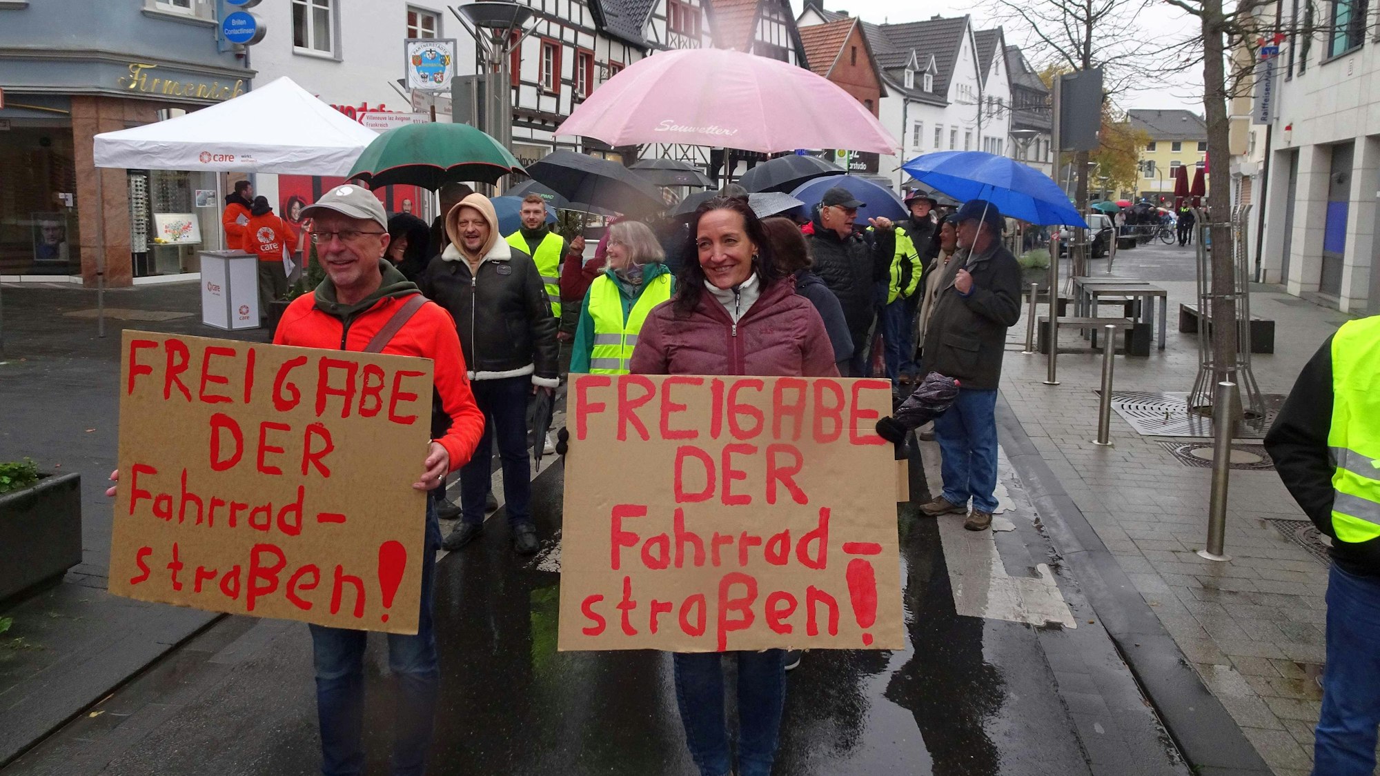 Rund 200 Rheinbacher protestieren gegen die Einrichtung der Fahrradstraßen und das damit zusammenhängende Durchfahrverbot für Autos. Allen vorweg gingen Demo-Organisator Jürgen Pieper und Bärbel Bubolz mit selber gefertigten Pappschildern.