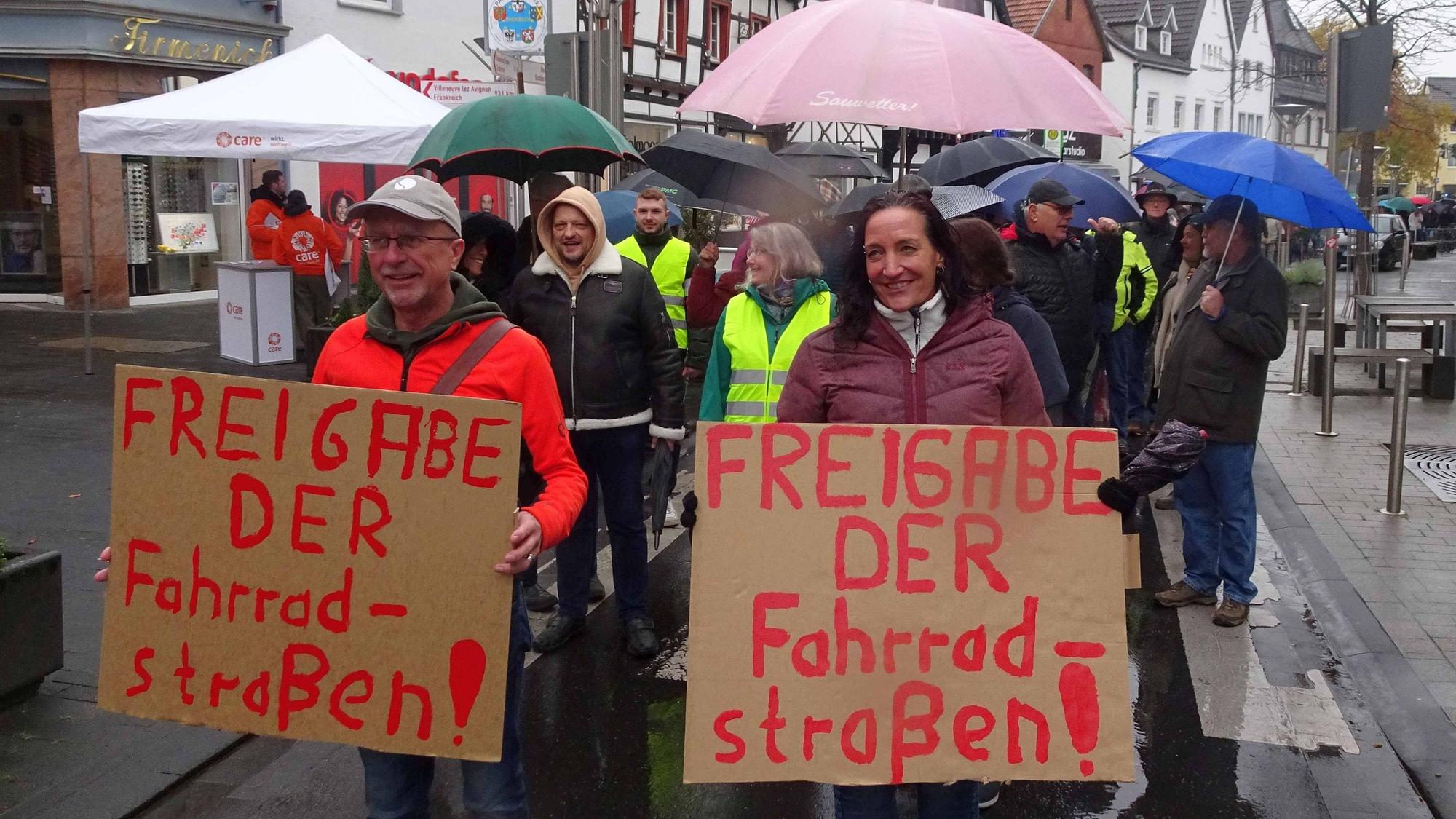 Rund 200 Rheinbacher protestieren gegen die Einrichtung der Fahrradstraßen und das damit zusammenhängende Durchfahrverbot für Autos. Allen vorweg gingen Demo-Organisator Jürgen Pieper und Bärbel Bubolz mit selber gefertigten Pappschildern.