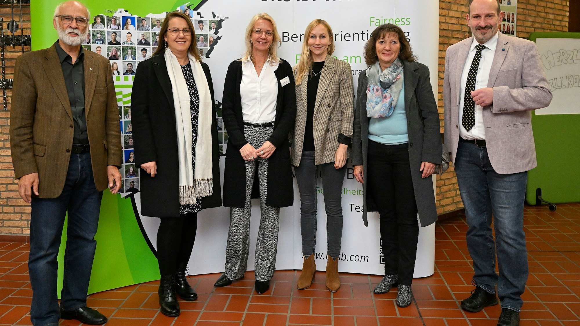 Das Foto zeigt Vertreter aus Kreis und Kommunen beim Tag der Offenen Tür.