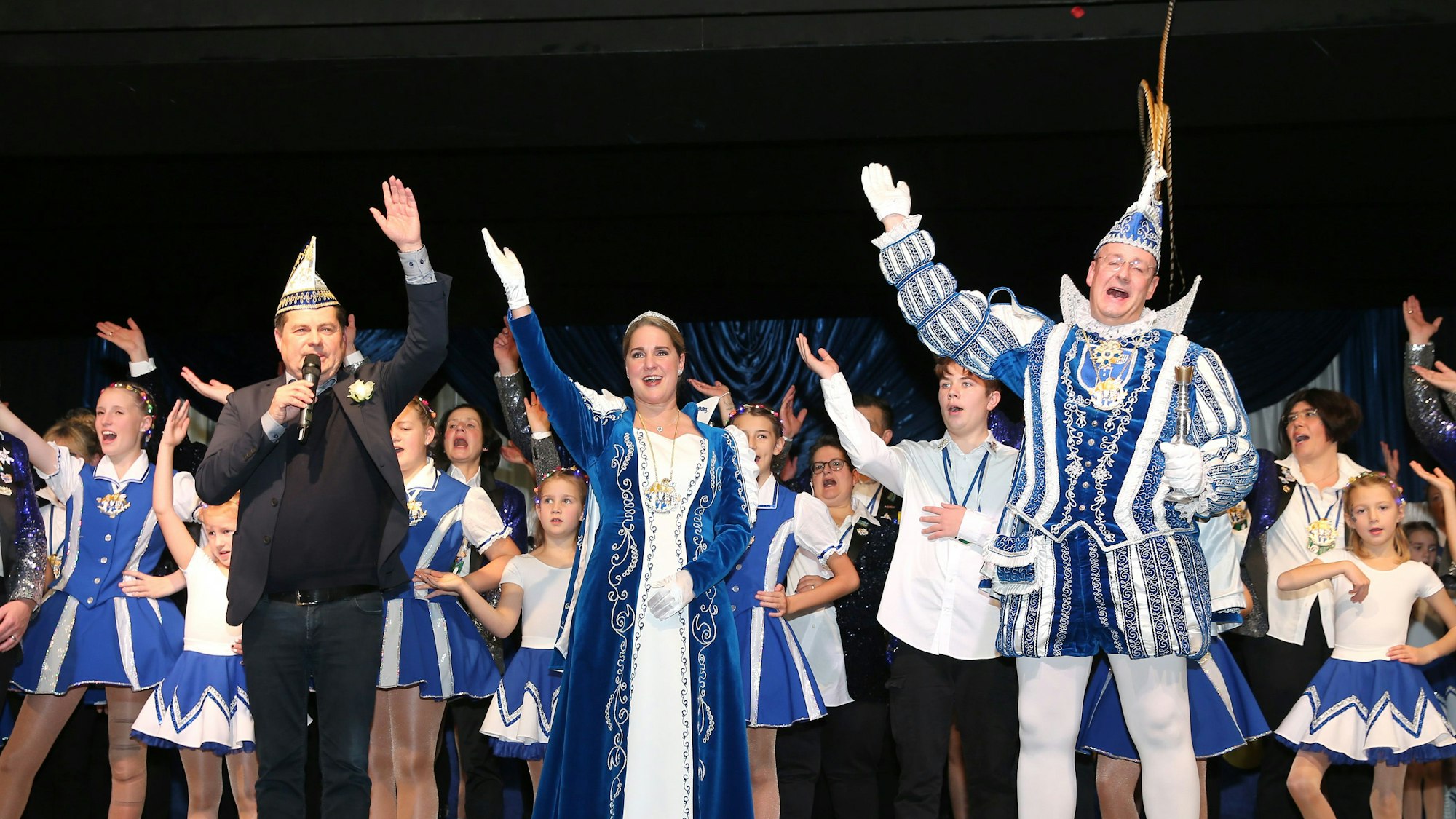 Wiehls Bürgermeister Ulrich Stücker (links) ließ die neuen Tollitäten, Prinz Volker I. und Prinzessin Jana, in Bielstein hochleben.
