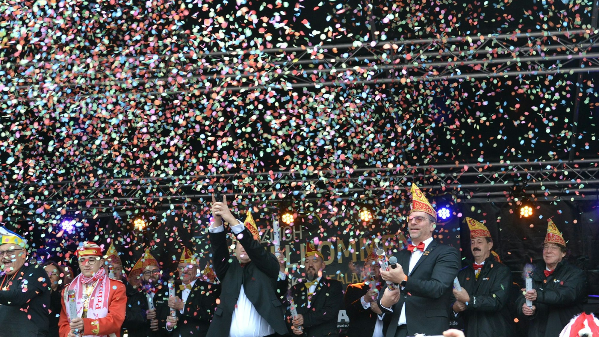 Nachdem dem Abfeuern der Konfetti-Kanonen ist die ganze Bühne in bunte Papierschnitzel gehüllt.