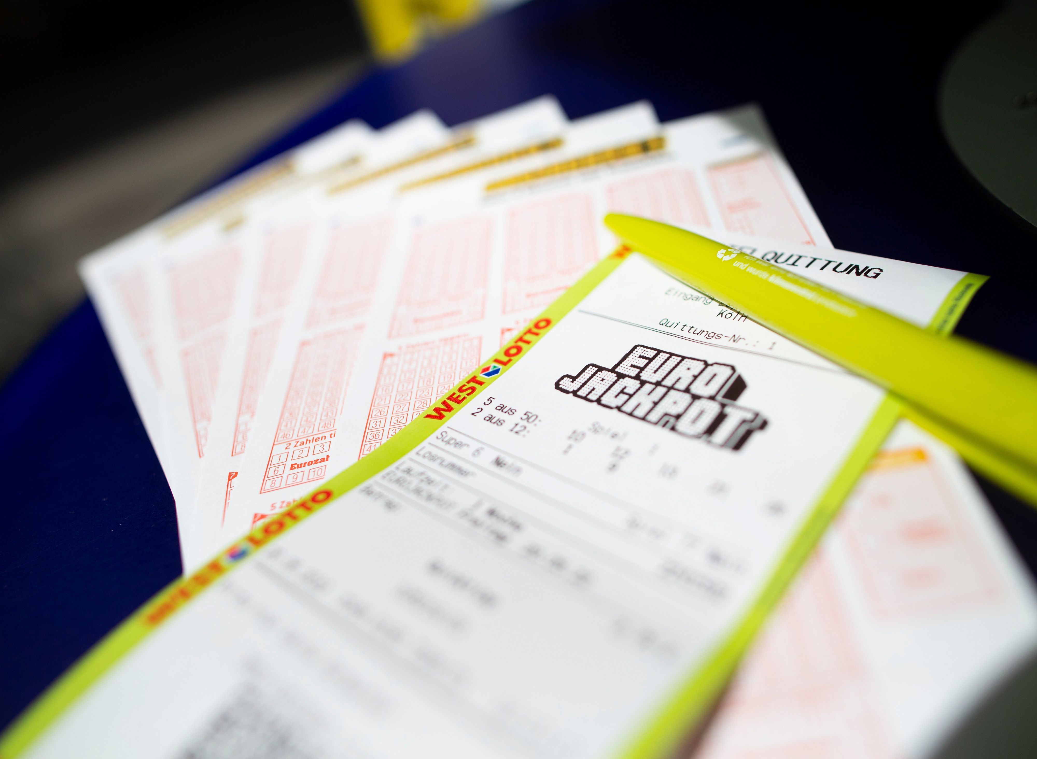 ARCHIV - 20.05.2022, Nordrhein-Westfalen, Köln: ILLUSTRATION - Ein Lottoschein mit der Aufschrift «Euro Jackpot» liegt in einer Annahmestelle. (zu dpa: «Eurojackpot geknackt - 36,5 Millionen Euro gehen nach Niedersachsen») Foto: Thomas Banneyer/dpa +++ dpa-Bildfunk +++