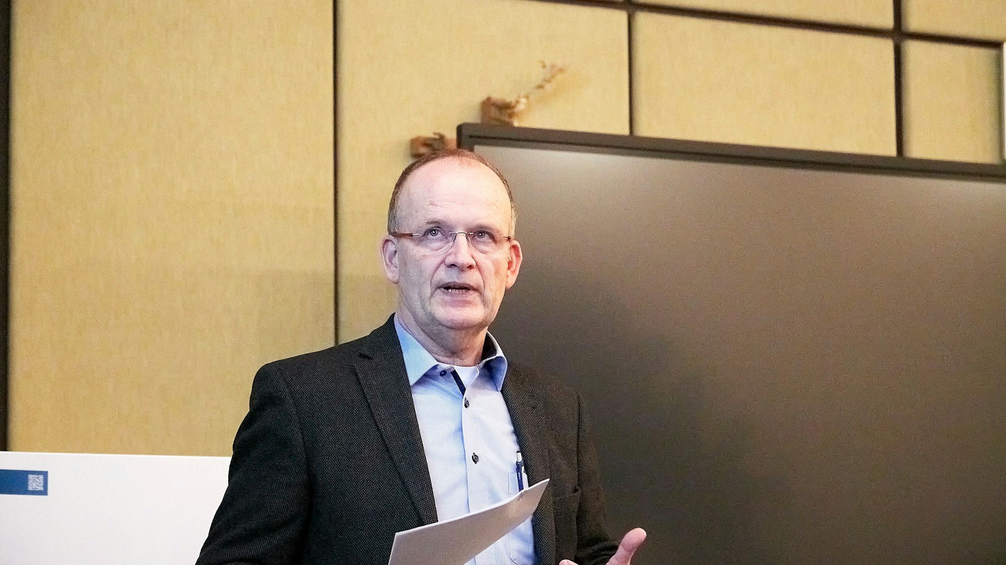 Der Architekt Bernd Uppenkamp hält in der Sitzung der Stadtvertretung einen Vortrag.