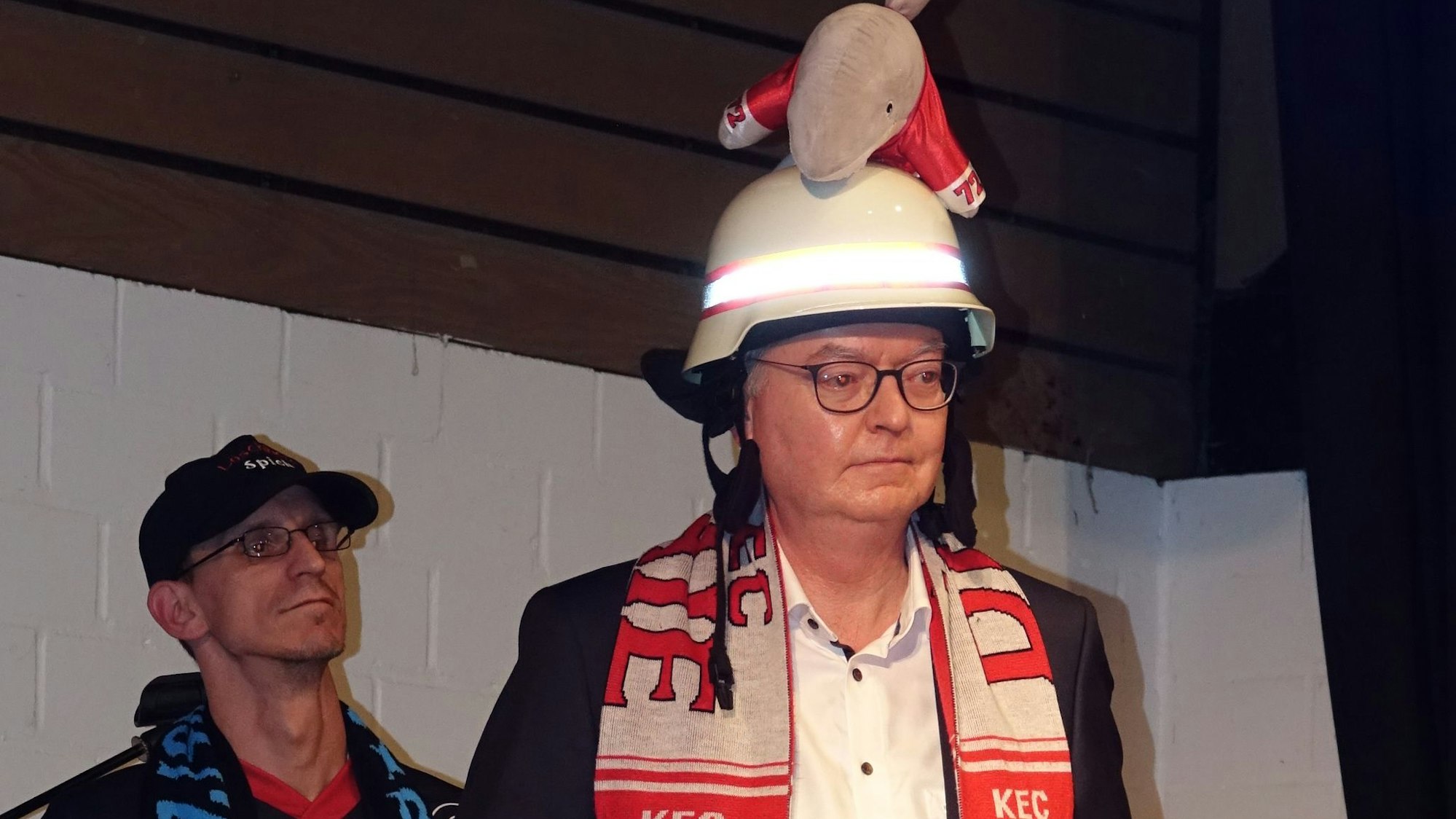 Stefan Gandelaus Vorgänger als Kreisbrandmeister, Dirk Engstenberg, war der Proklamator von Prinz Gandi I. im Bürgerhaus Spich.